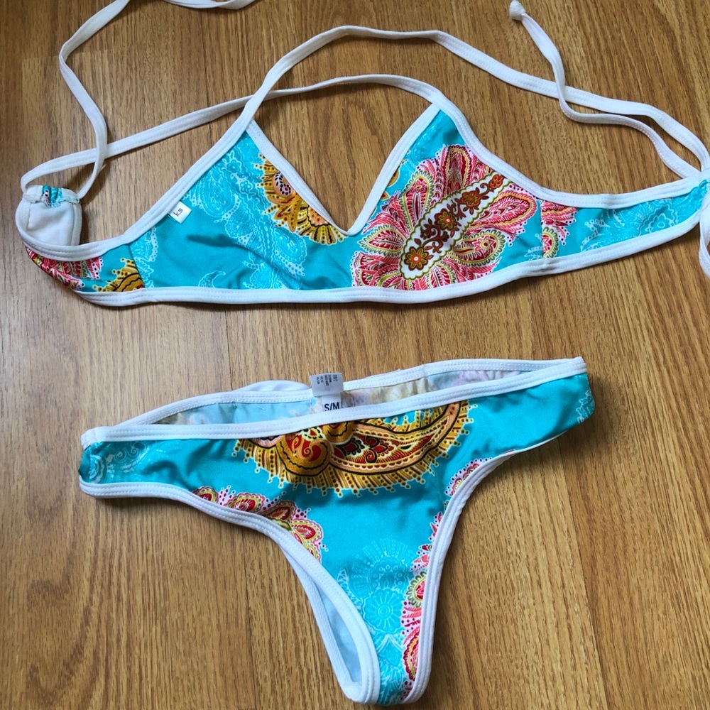 Print bikini w. bow worn once